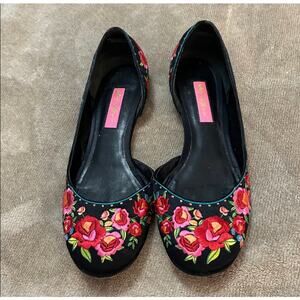 Betsey Johnson floral embroidered black flats size 7